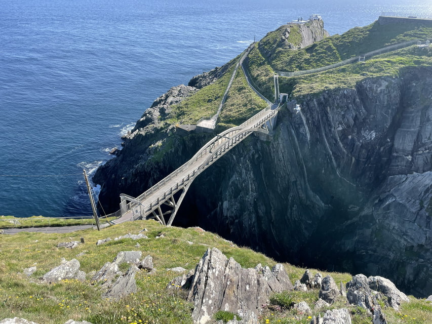 Pohľad na Mizen Bridge z výšky skál