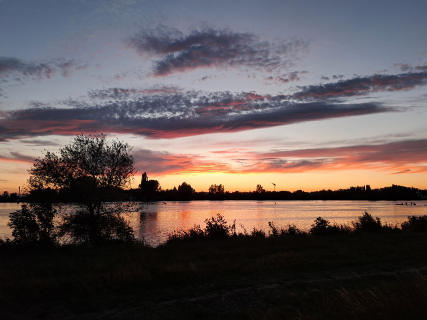 Farebná obloha nad riekou
