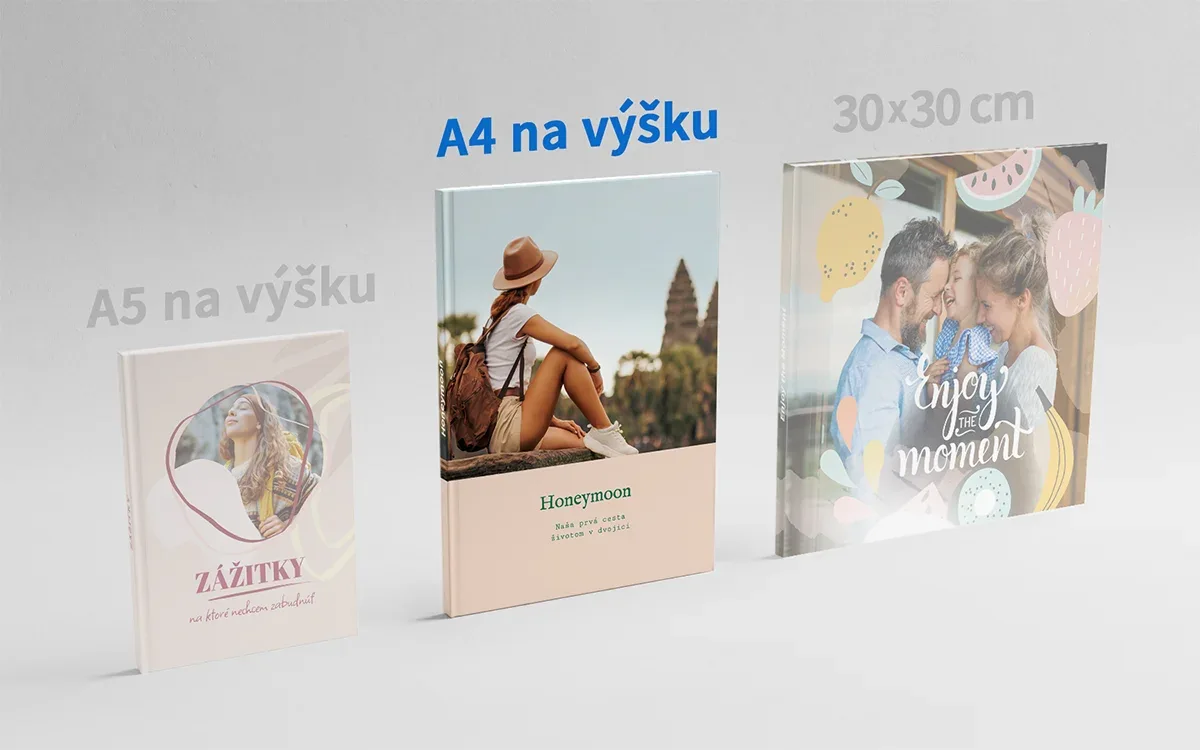 Porovnanie formátov fotokníh – HAPPY Fotokniha • cca A4 na výšku HAPPY Fotokniha • cca A4 na výšku v porovnaní s formátmi A5 na výšku a 30×30 cm